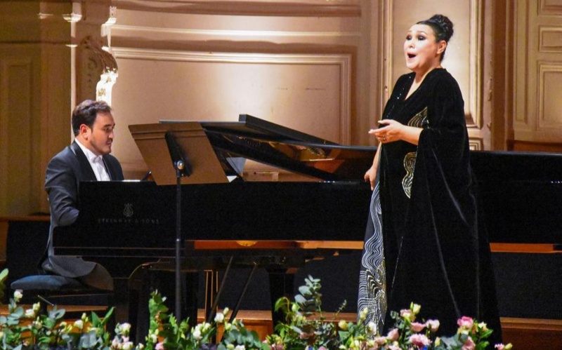 Opera ánshisi Maıra Muhamedqyzy Parıjde jeke kontsertin ótkizdi