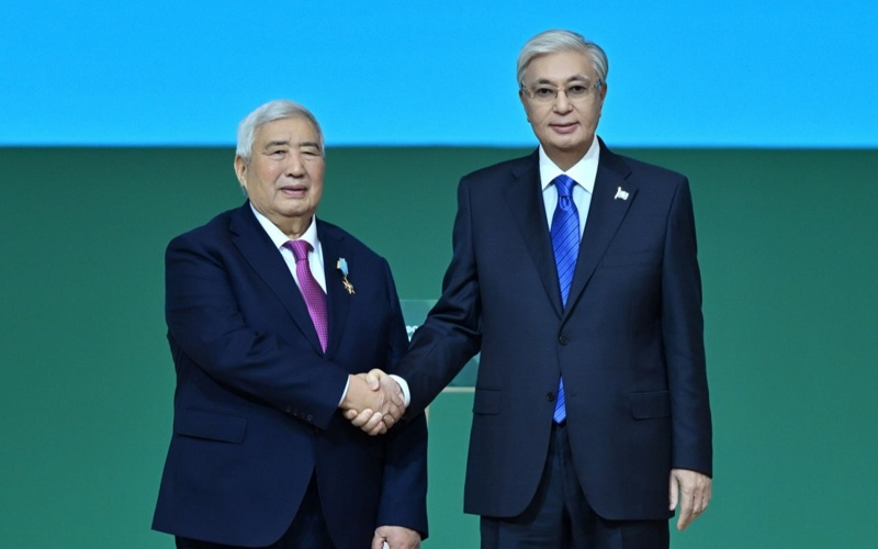 Глава государства присвоил звание «Қазақстанның Еңбек Ері» Амангосу Тулеуову 