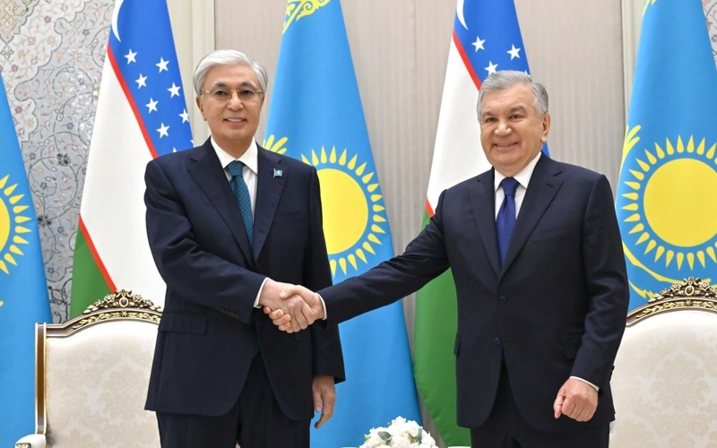 Kazakh, Uzbek Presidents hold talks at airport in Tashkent 