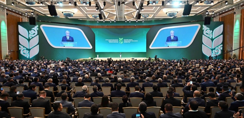 Prezıdent Aýyl sharýashylyǵy eńbekkerleriniń ekinshi forýmyna qatysyp otyr