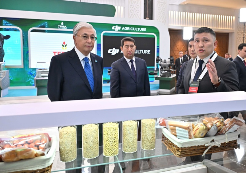 President surveys exhibition of digital solutions for agriculture 
