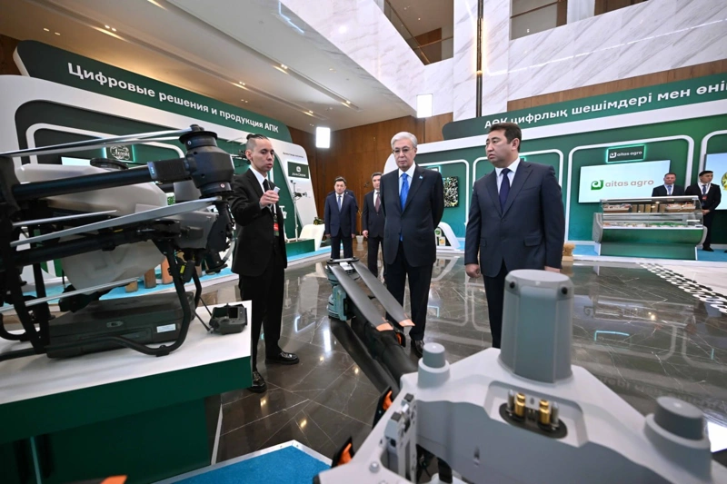 President surveys exhibition of digital solutions for agriculture 