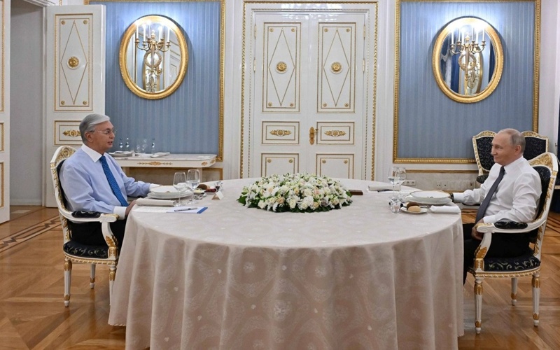 Президенты Казахстана и России провели неформальную встречу