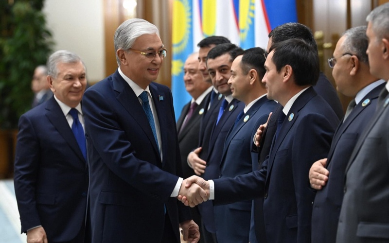 Kassym-Jomart Tokayev receives ceremonial welcome in Tashkent 
