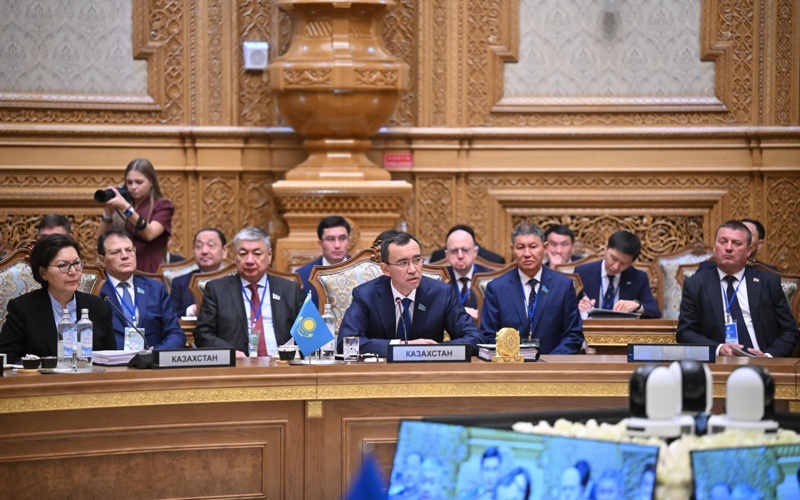 Senat Tóraǵasy Dýshanbede TMD PAA-nyń plenarlyq otyrysyna qatysty Kazahstanskıe parlamentarıı prınıalı ýchastıe v plenarnom zasedanıı MPA SNG v Dýshanbe