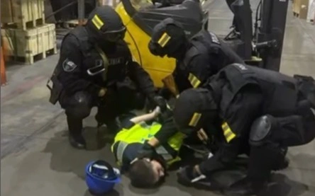Almaty áýejaıynda 33 telefon urlaǵan júk bóliminiń qyzmetkeri sottaldy