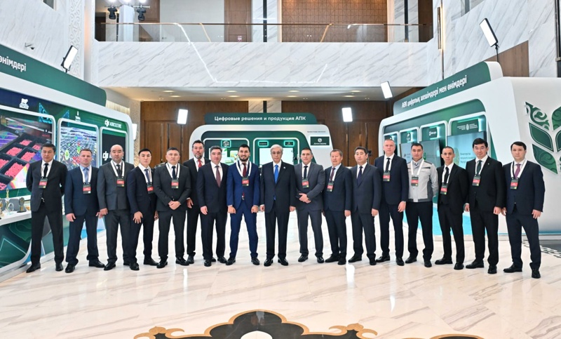 President surveys exhibition of digital solutions for agriculture 