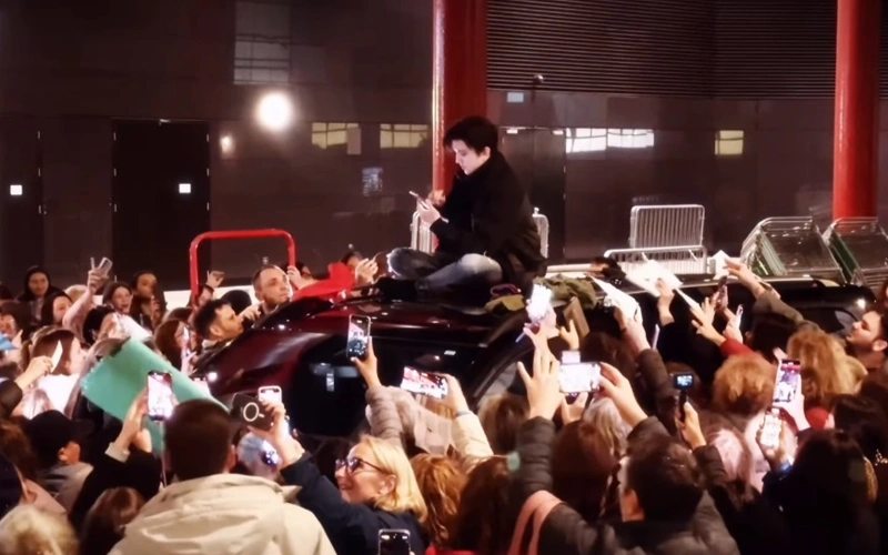 Dimash climbs on a car roof to thank his fans in London