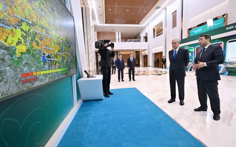 Мемлекет басшысы ауыл шаруашылығындағы цифрлық шешімдер көрмесін аралап көрді Мемлекет басшысы ауыл шаруашылығындағы цифрлық шешімдер көрмесін аралап көрді