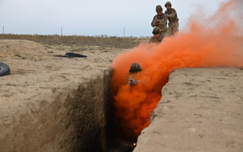 Aqtaý garnızonda 600-den astam teńiz jaıaý áskeri jaýyngerlik synaqtan ótti Aqtaý garnızonda 600-den astam teńiz jaıaý áskeri jaýyngerlik synaqtan ótti