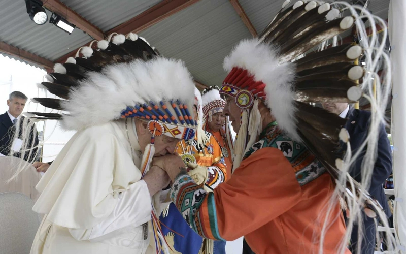 Ватикан жүз жыл бойы сақтаған канадалық үндістердің экспонаттарын қайтарып берді
