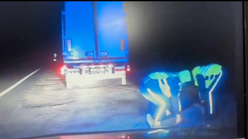 Abaı oblysynda polıtseıler jol ústinde ınsýlt alǵan júrgizýshini qutqardy