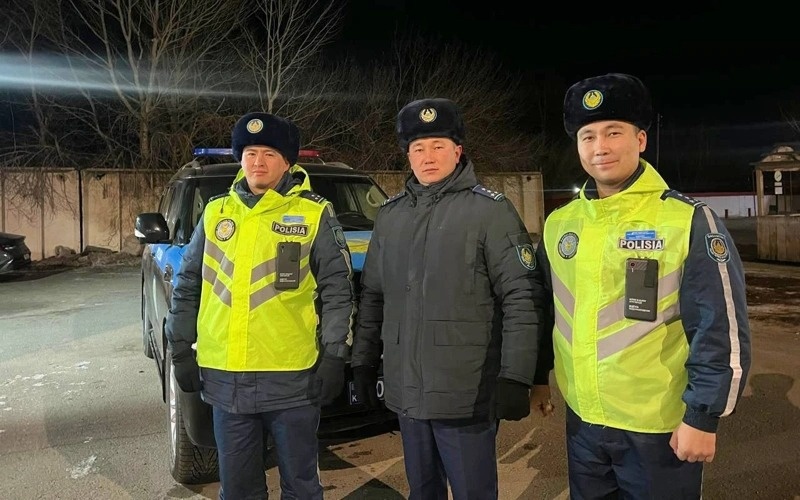 Абай облысында полицейлер жол үстінде инсульт алған жүргізушіні құтқарды Жол-патрульдік полиция