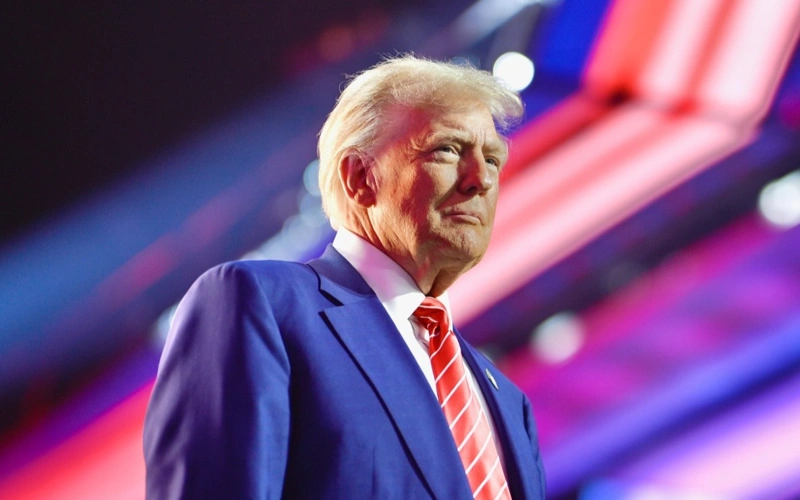 Президент США заявил, что телекомпания NBC должна уволить ведущего Сета Майерса