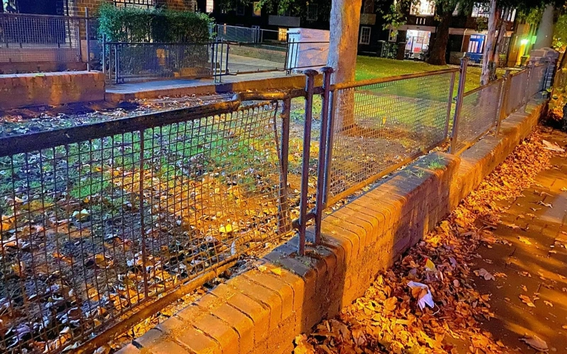 Заборы из носилок времен Второй мировой войны до сих пор сохранились в Лондоне