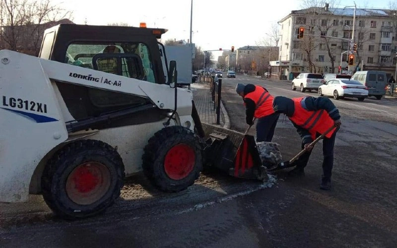 Astanada qar kúreý jumysyna 2 800-den astam jol jumysshylary tartyldy