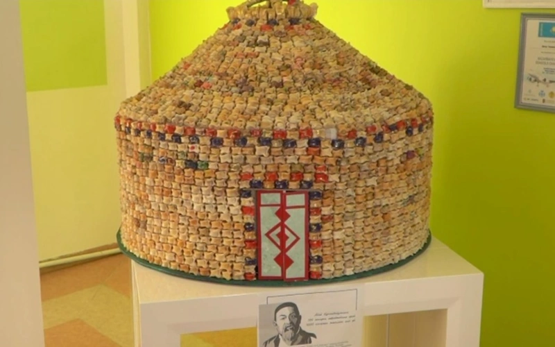 Школьники из Актобе сделали макет юрты из 4 тысяч асыков