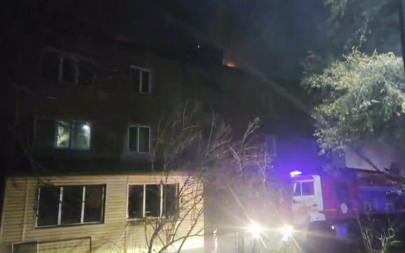 Многоквартирный жилой дом загорелся близ Талгара