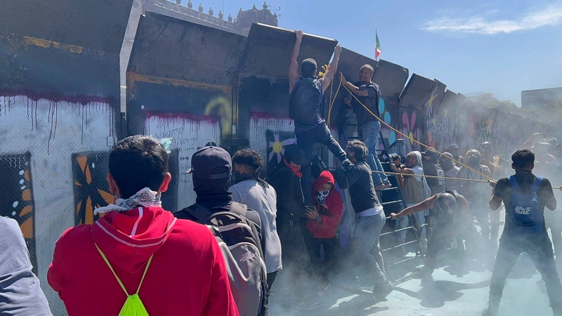 Тысячи людей вышли на акцию протеста в Мексике