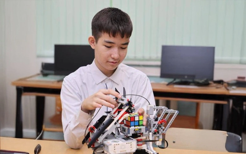 Astanada mektep oqýshysy bir mınýtta kýbık rýbık jınaıtyn aqyldy robot jasap shyǵardy
