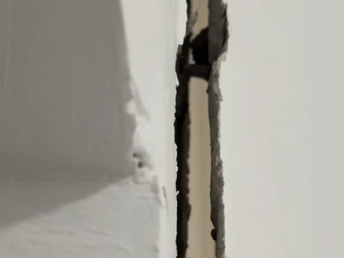 Petropavlda tasqynnan zardap shekkenderge berilgen úıdiń qabyrǵasy sógilip jatyr