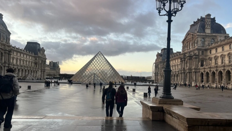 Галерея Лувра закрывается «в качестве меры предосторожности»
