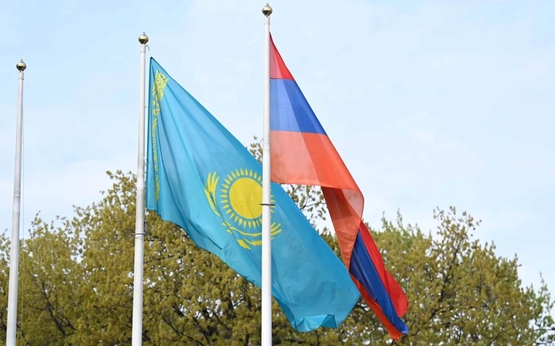 Қозоғистон ва Арманистон байроқлари