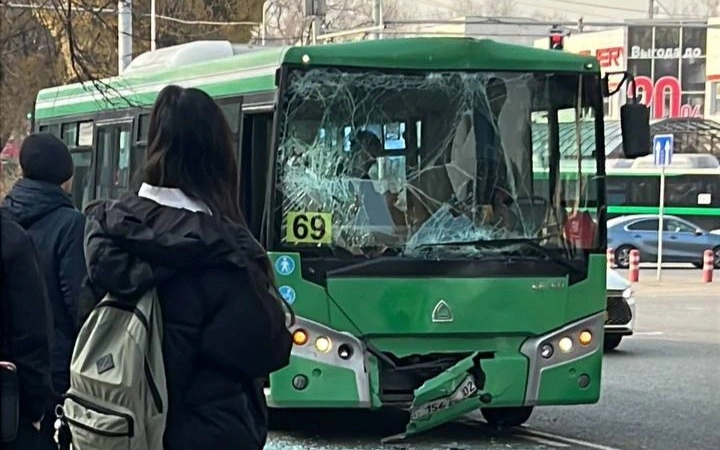 Almaty eki avtobýs soqtyǵysyp qaldy: zardap shekkender bar
