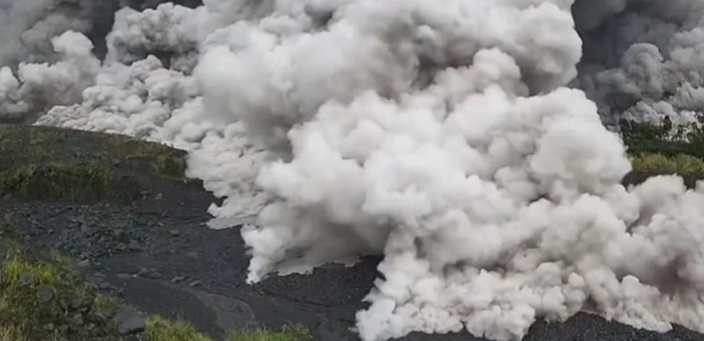 Высший уровень тревоги объявили после извержения крупного вулкана В Индонезии