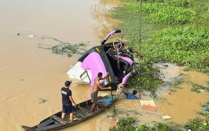 Автобус упал в реку в Камбодже