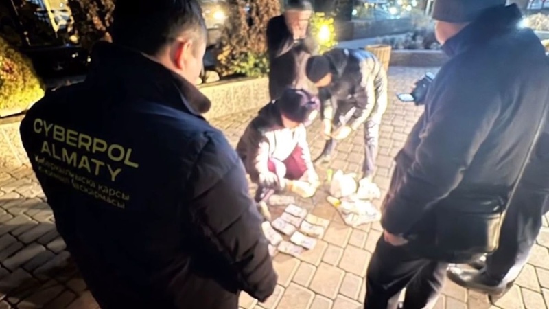 Алматыда алаяқтарға алданған зейнеткерлердің ақшасын тасыған курьер ұсталды