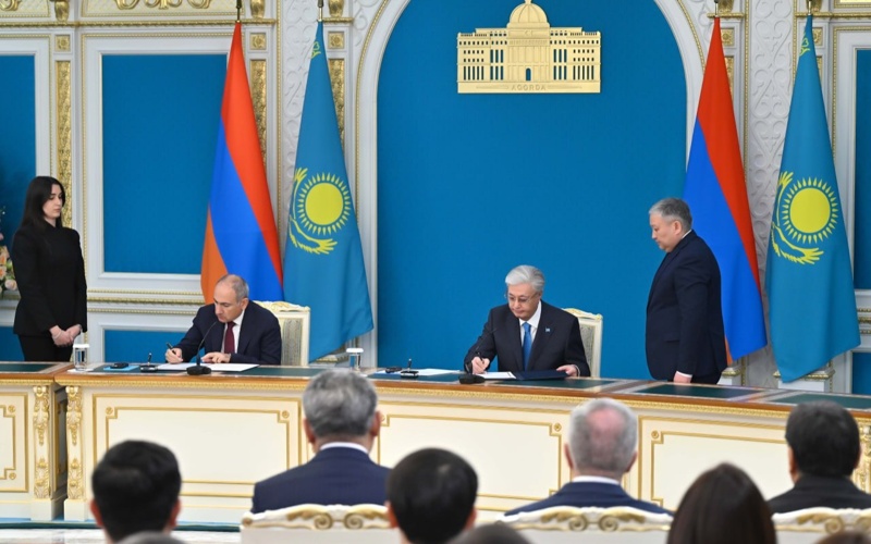 Qazaqstan men Armenııa arasynda 15 qujatqa qol qoıyldy