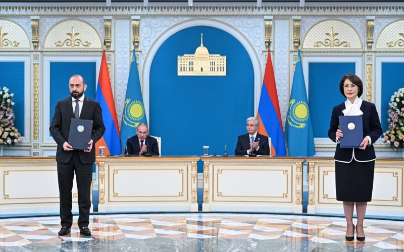 Qazaqstan men Armenııa arasynda 15 qujatqa qol qoıyldy