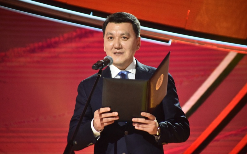 Winner of Silk Way Star announced in Astana: Dimash Kudaibergen presented award to the finalist