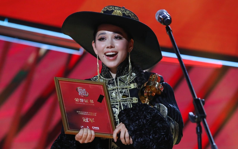Winner of Silk Way Star announced in Astana: Dimash Kudaibergen presented award to the finalist