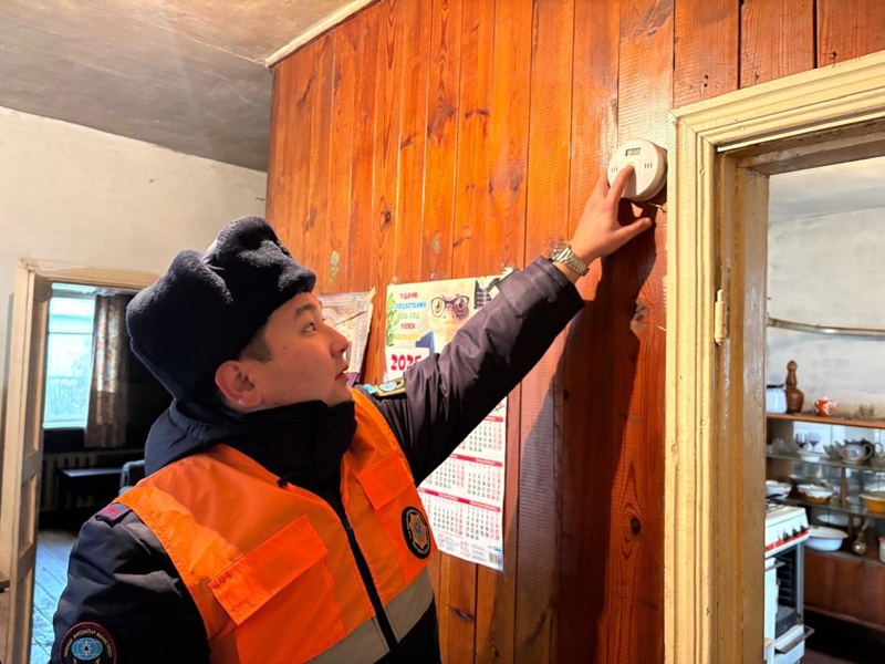 Павлодарда мұқтаж отбасылардың үйлеріндегі мұржалар тегін тазартылып жатыр