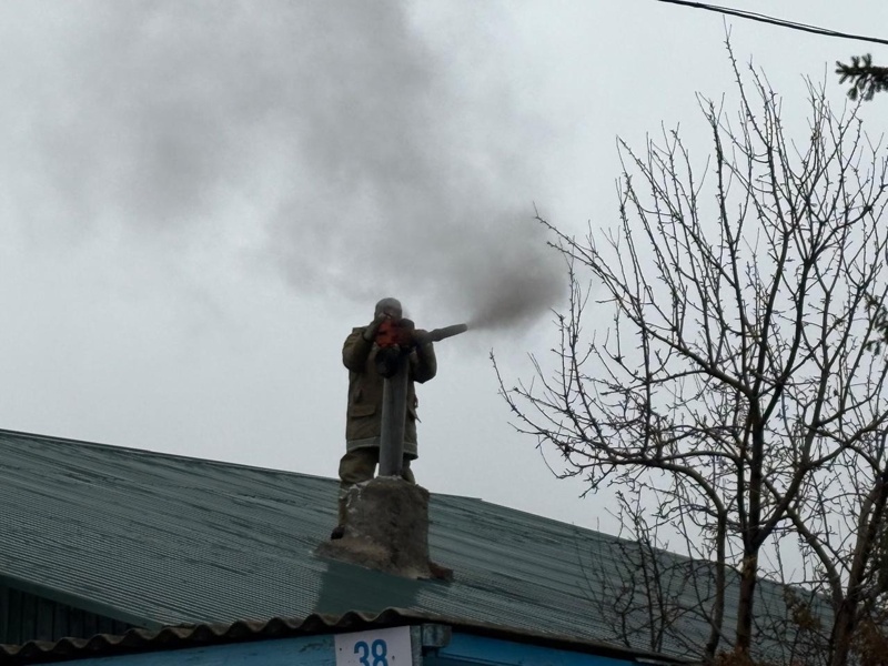 Павлодарда мұқтаж отбасылардың үйлеріндегі мұржалар тегін тазартылып жатыр