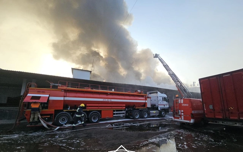 Склад загорелся в Алматы: спасатели работают по повышенному рангу