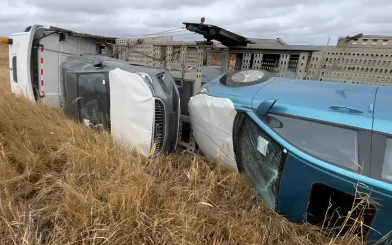 Автовоз с восьмью новыми авто перевернулся в Акмолинской области