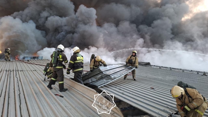 Склад загорелся в Алматы: спасатели работают по повышенному рангу