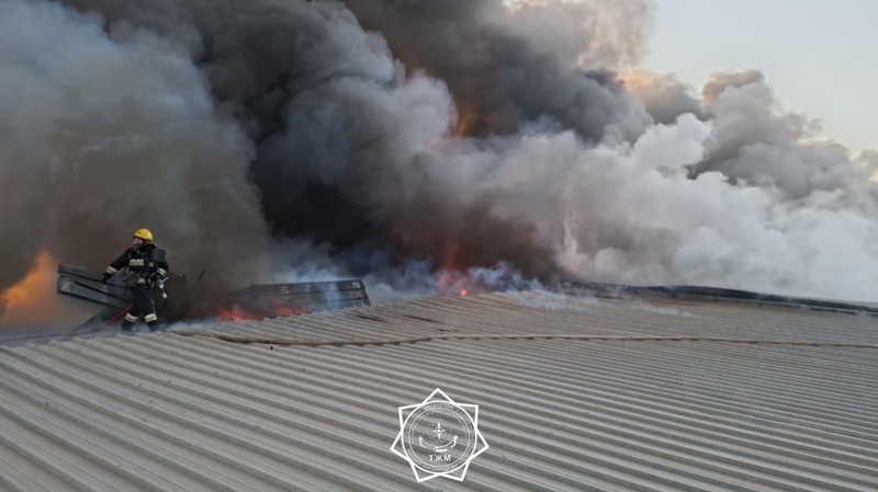 Склад загорелся в Алматы: спасатели работают по повышенному рангу