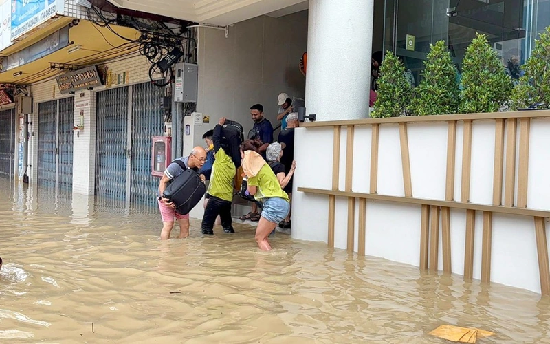 Сотни туристов эвакуированы на юге Таиланда из-за наводнения