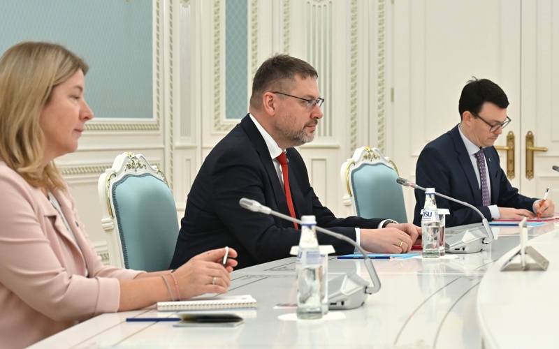 Президент Казахстана провел встречу со Спецпредставителем ЕС по ЦА