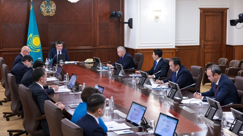 Oljas Bektenov Prezıdent tapsyrmalary aıasynda kólik salasyn damytý máseleleri boıynsha keńes ótkizdi
