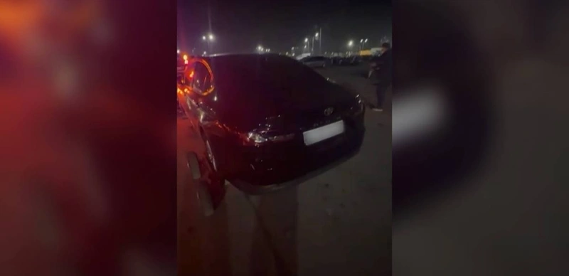 Almatyda esirtkige mas taksı júrgizýshisi adam tasyǵan