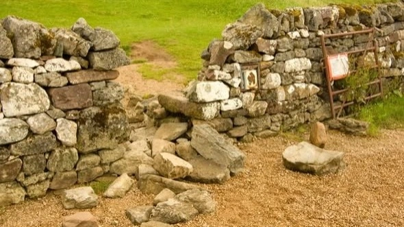 Шотландияда туристер селфи жасау үшін 500 жылдық тарихы бар қамалдың қабырғасын бұзған