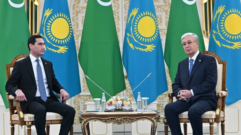 Memleket basshysy Túrikmenstan Prezıdentimen kelissóz júrgizdi
