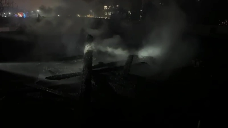 В Шымкенте во второй раз горела крыша районного акимата