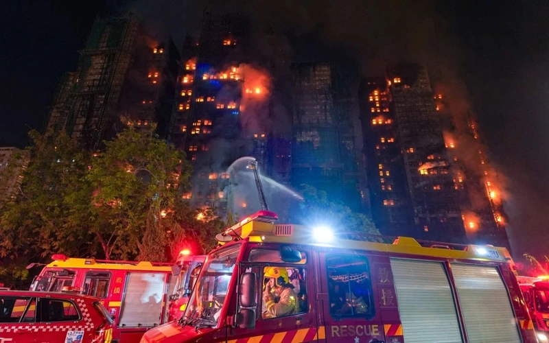 Крупнейший за 17 лет пожар в Гонконге: число жертв растет