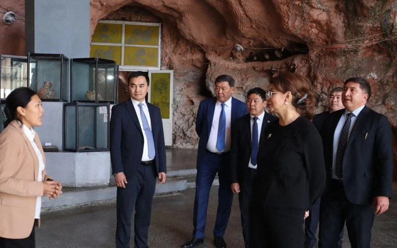 Kazakh Culture Minister visits Cave Museum Complex on Sulaiman-Too Mountain in Osh